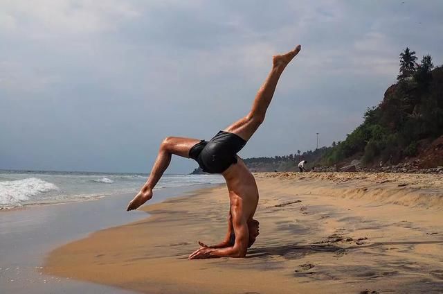 男士瑜伽锻炼的核心,在于人鱼线和腹肌