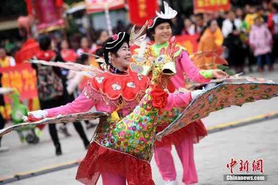 广西“非遗”炮龙节开幕 非遗传承人“与龙共舞”