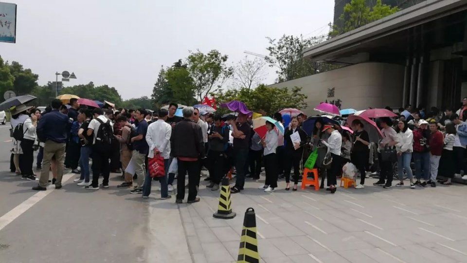 成交暴跌4成!摇号后首月，杭州楼市“银四”已凉?