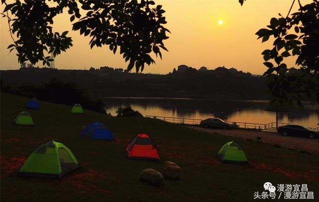 湖北宜昌：夕阳下的湖边露营，浪漫至极！