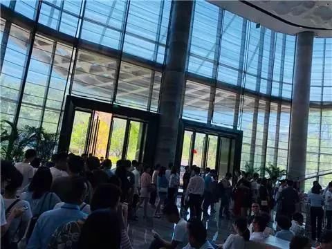 有钱人的焦虑:5000万身价,只能找个角落蹲着!