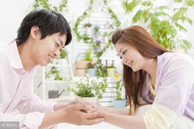 出差提前回家，在门口听到婆婆和老公的对话，我泪流满面