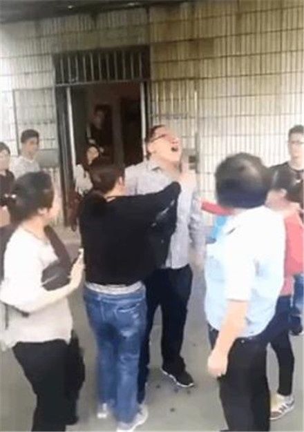 36岁男子考C1驾驶证,科二5次不及格,下一幕令