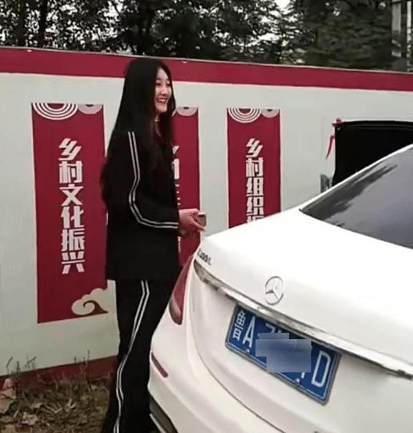 大衣哥儿媳回新家，小伟帮她拎包不高兴，网友：驾驭不住！