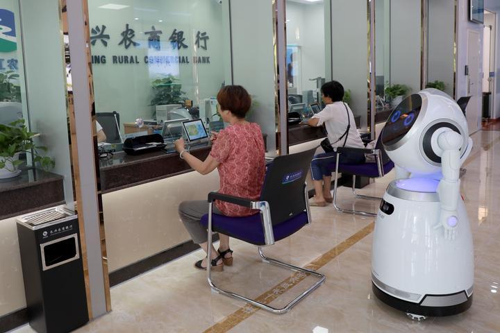 厉害了 银行用上智能机器人代替大堂经理