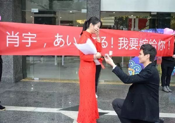 情人节这天，日本女生当众向中国男友求婚，结果他下一秒的反应让