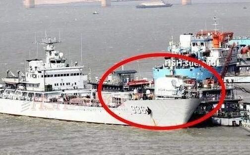 一艘神秘战舰停靠在我国港口,载有一门白色大