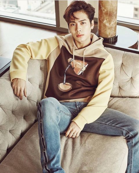 直男代表王嘉尔,帮陈粒擦眼泪,这一顿操作陈粒