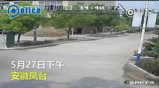 民警扶大妈被讹 网友:就这样结束了?如果没监控怎么办