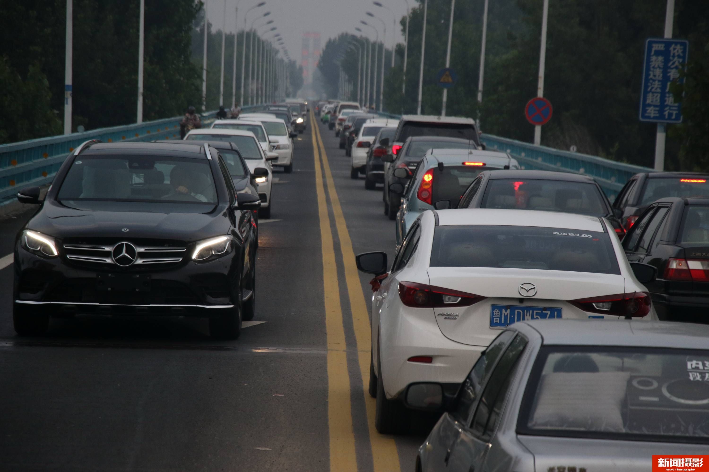 免费大桥堵车,你愿意等待还是花10元绕行?看看这里司机怎样选择