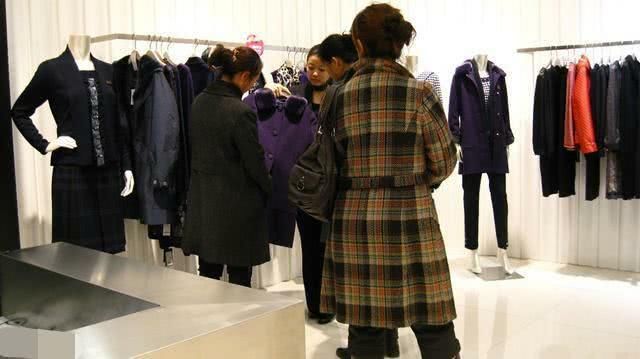 7旬的我进城带孙子，无意中路过商场看见亲家母，我含泪买票回家