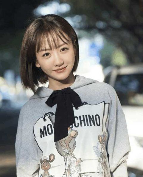 36岁杨蓉又换新发型, 丸子头加空气刘海甜到炸