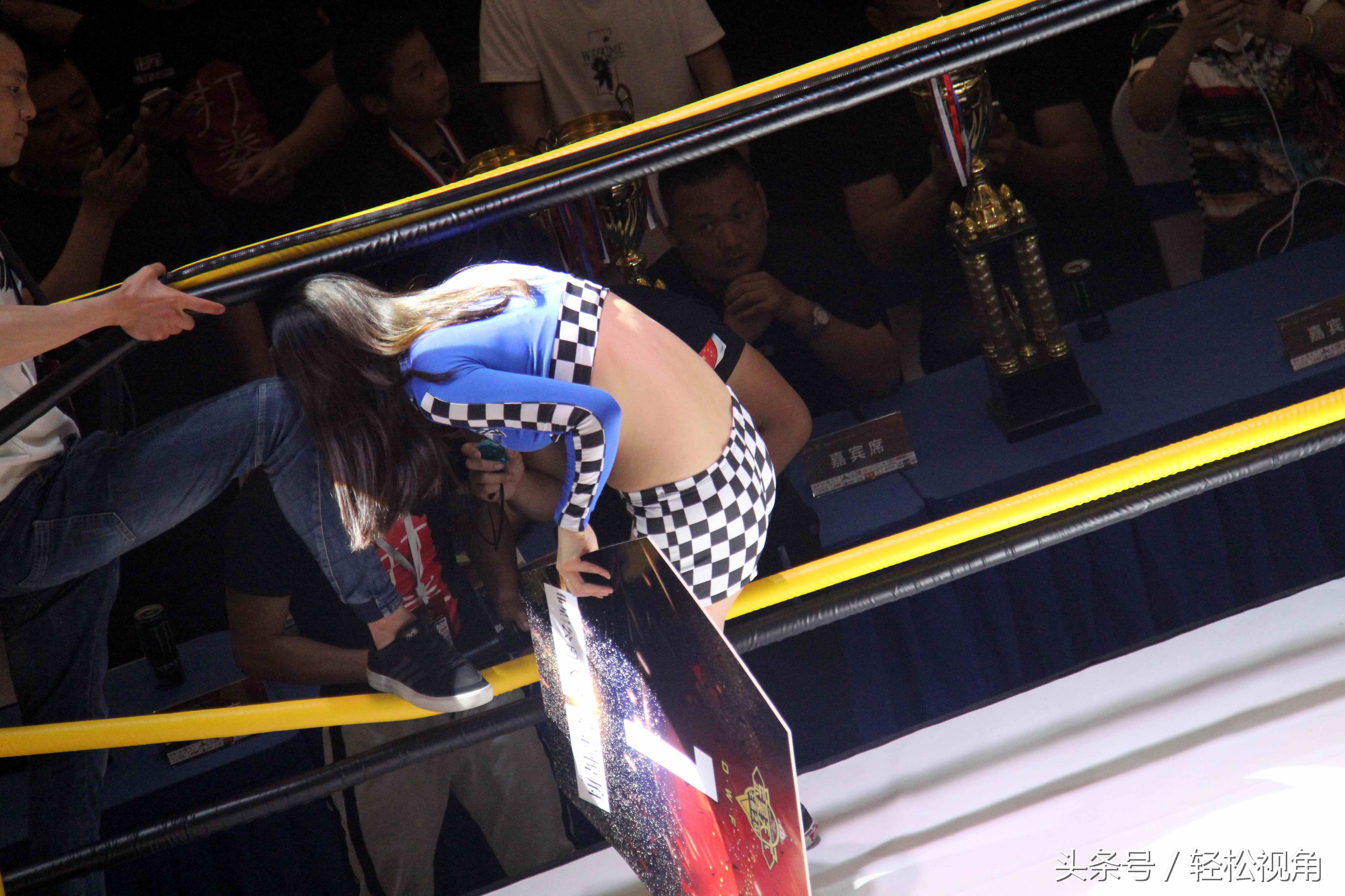 安徽芜湖举办职业搏击争霸赛，举牌女郎武林宝贝现场引人关注
