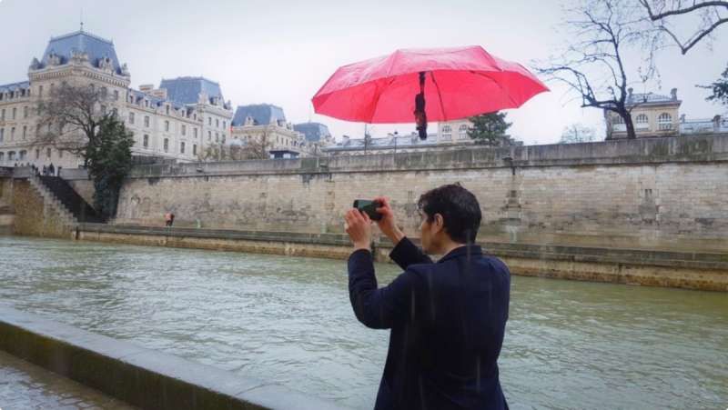 法国魔术师研发出能自动跟随的雨伞,再也不用