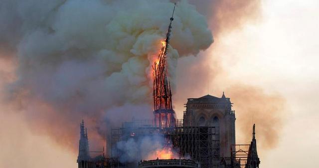突发!法国巴黎圣母院着火 哥特式塔尖在火中倒