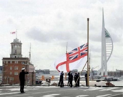 英国摊上事了！刚被美国给一刀转眼又遭俄军舰虐杀！