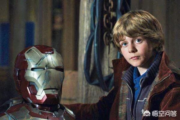 《复仇者联盟4》最后钢铁侠葬礼上有一年轻人