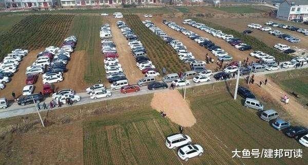 从村民改麦田为停车场日入2000元，看农民的穷根在哪