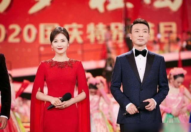 任嘉伦迪丽热巴走上大舞台，用歌声向祖国告白，嘉人爱丽丝乐开怀