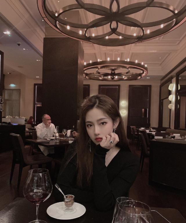 赵薇继子与女友同框秀恩爱，送玫瑰花吃西餐喝红酒，刚满21岁疑已同居