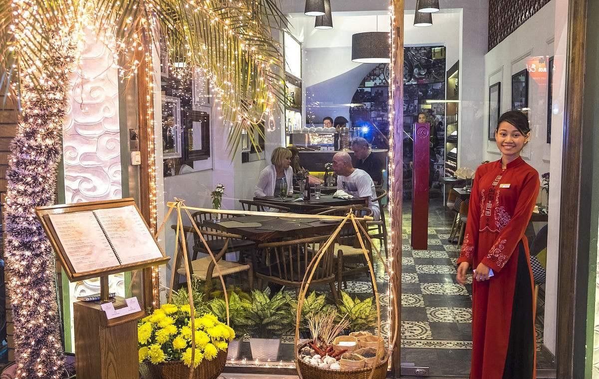 中国男子在越南旅游吃饭时，被美女服务员“送菜”，结账时却懵了