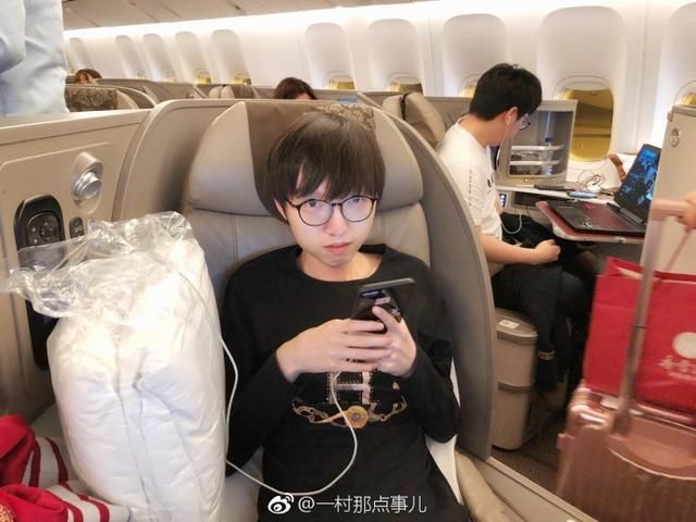 余霜晒RNG合照 Letme新造型被称电竞王俊凯