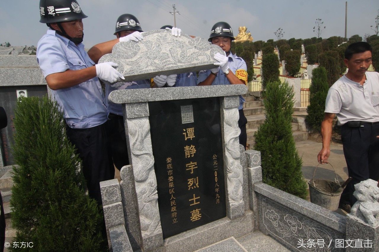 30岁民警当街抓歹徒受伤，血洒长街38米仍在追击，万人挥泪别英雄