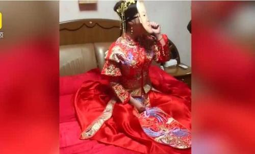抖音新娘戴面具吓唬新郎,小岳岳被玩坏了,你是
