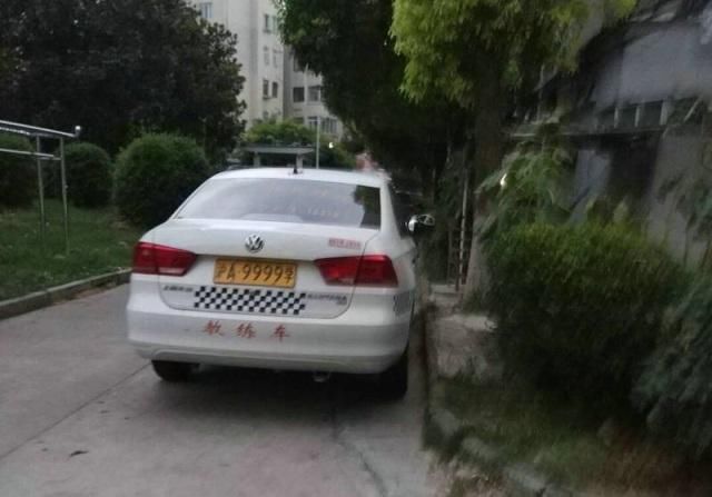 停放的车辆车牌上贴有瓜子二手车字样.(市民黎先生供图)