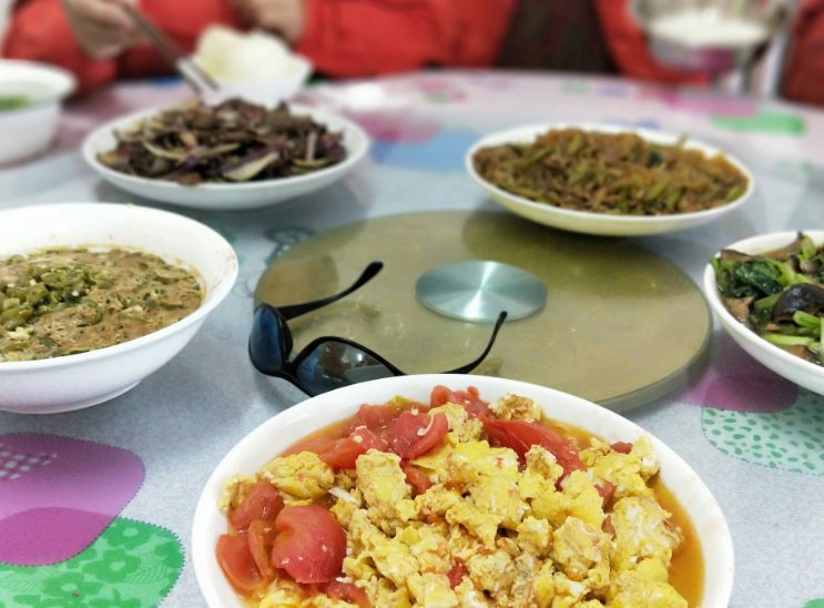 大庆油田前线采油工五一伙食!5个菜,看看有没