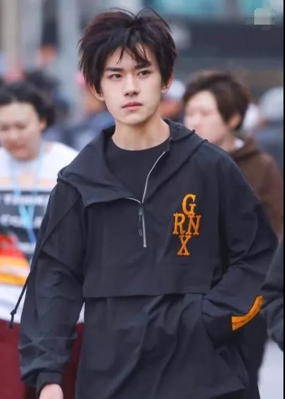 易烊千玺对一个女孩太好,细节让粉丝大呼吃醋