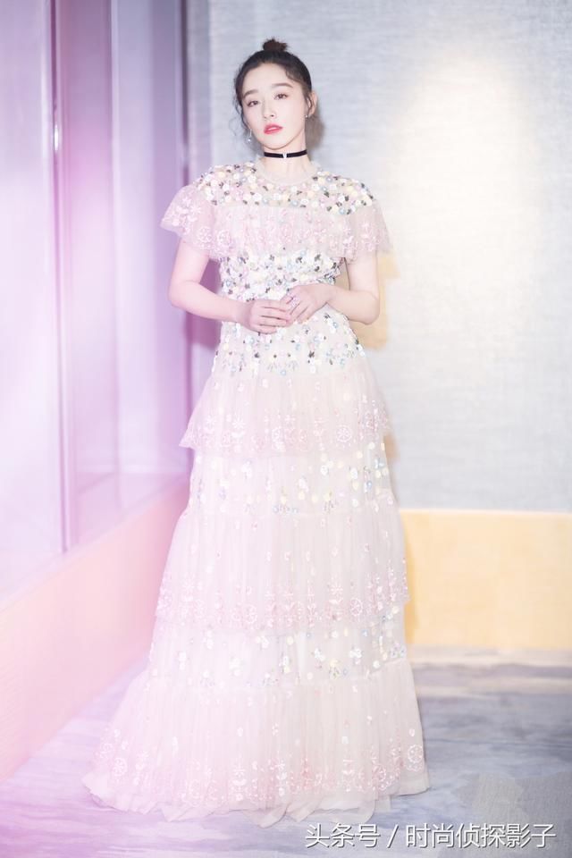 女生穿的礼服裙 t01e3e1409fdbeea214.jpg