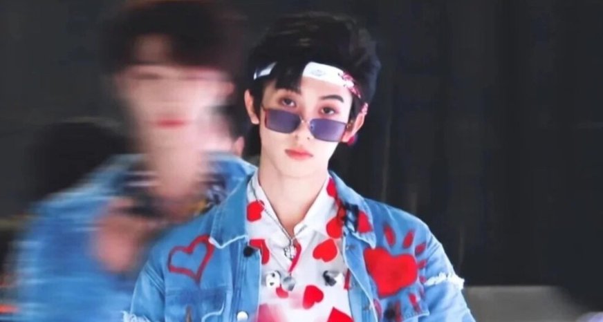 林墨丁程鑫时隔多年同框 打招呼时同时低头尴尬 最熟悉的陌生人 360娱乐