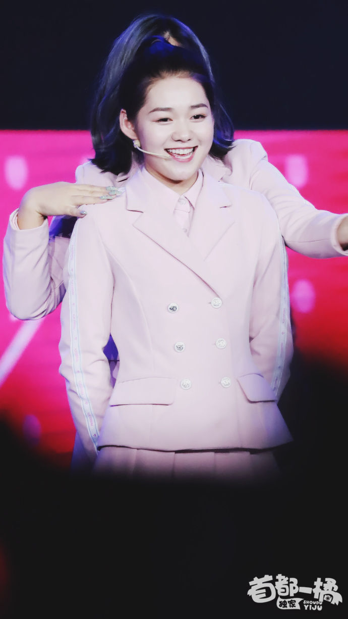 段奥娟穿粉色套装亮相doki大爬梯粉丝见面会，扎马尾辫笑容灿烂!