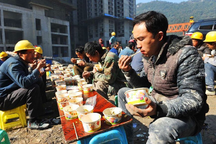 直击工地上的工人条件艰巨却懂获悉足辛劳终生仍在社会