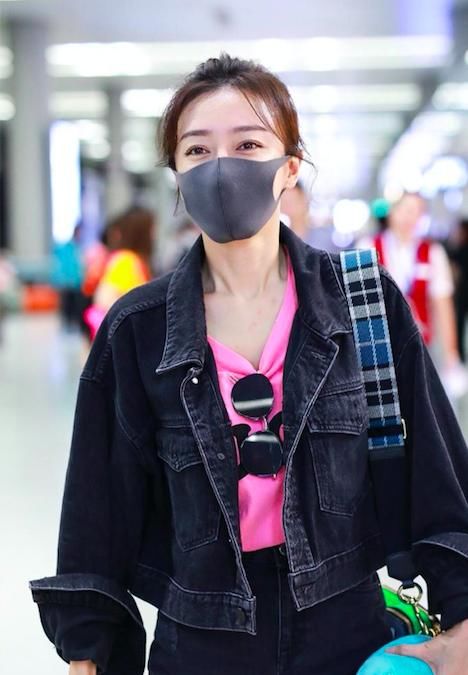 秦岚穿热裤露长腿,里面的衣服都被看到了,不过