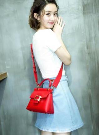 赵丽颖穿白色纱裙拍宣传照,气质像极了花千骨