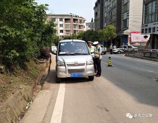 即日起,重庆交巡警开展面包车交通违法集中专