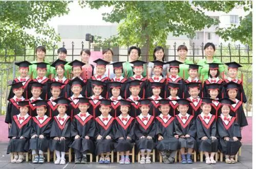 幼儿园就要抢C位?妈妈炸了:拍集体照我的孩子