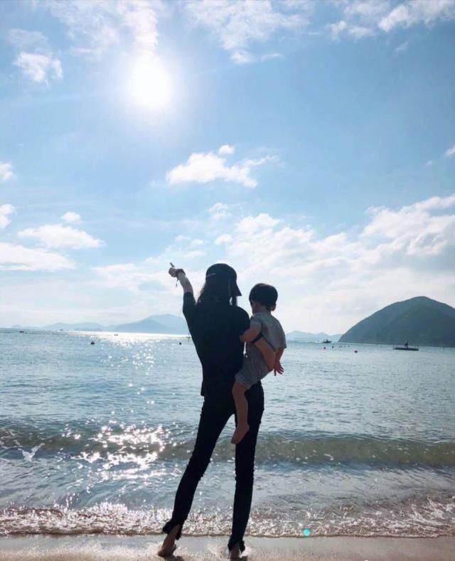 好妈妈！baby带娃出游全程抱着 小海绵太像爸爸