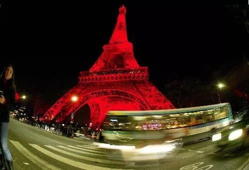 全世界都在过春节，看看国外的中国年，张灯结彩还写起了对联……