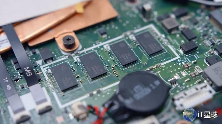 有两个屏幕的笔记本:华硕2018版ZenBook拆机