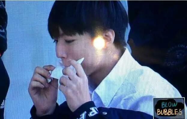 王俊凯鹿晗如何机智示范:男明星涂口红后是怎