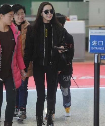 迪丽热巴机场被人强抱,不愿松手,她的反应让