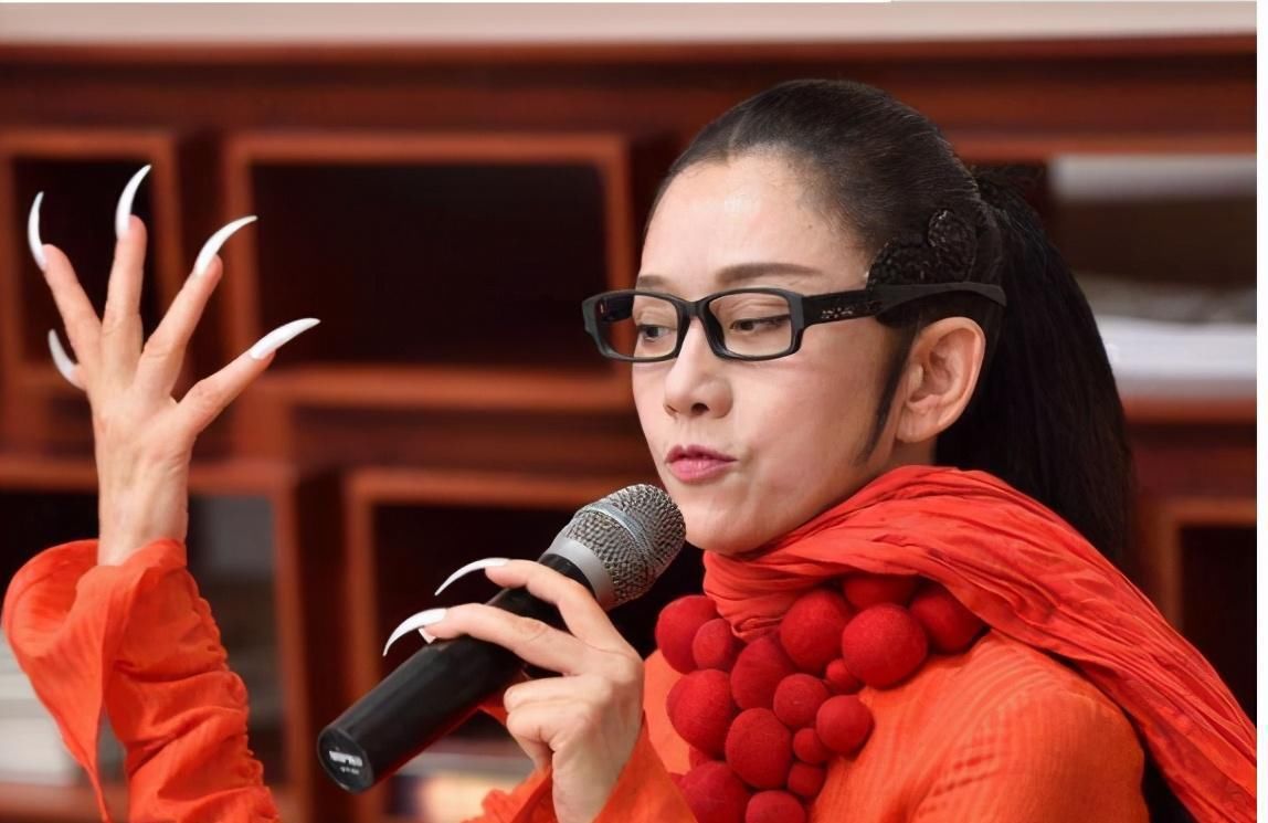 她为舞蹈不吃米饭不生孩子，指甲护理一年18万！62岁活成这样