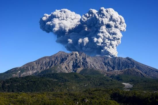 日本出现大麻烦，樱岛火山出现四千米烟柱，国民陷入恐慌