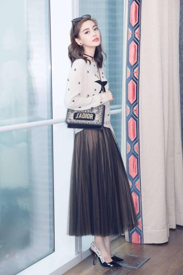 Angelababy俏皮演绎迪奥2018早春系列,这样穿