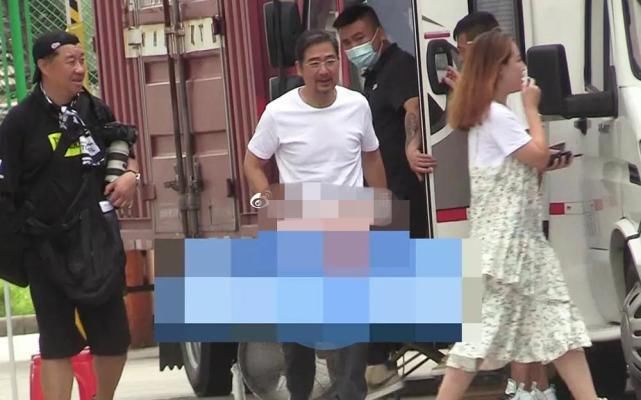 65岁张国立近照曝光，如今为了生活依然在剧组来回奔波，身体大不如前