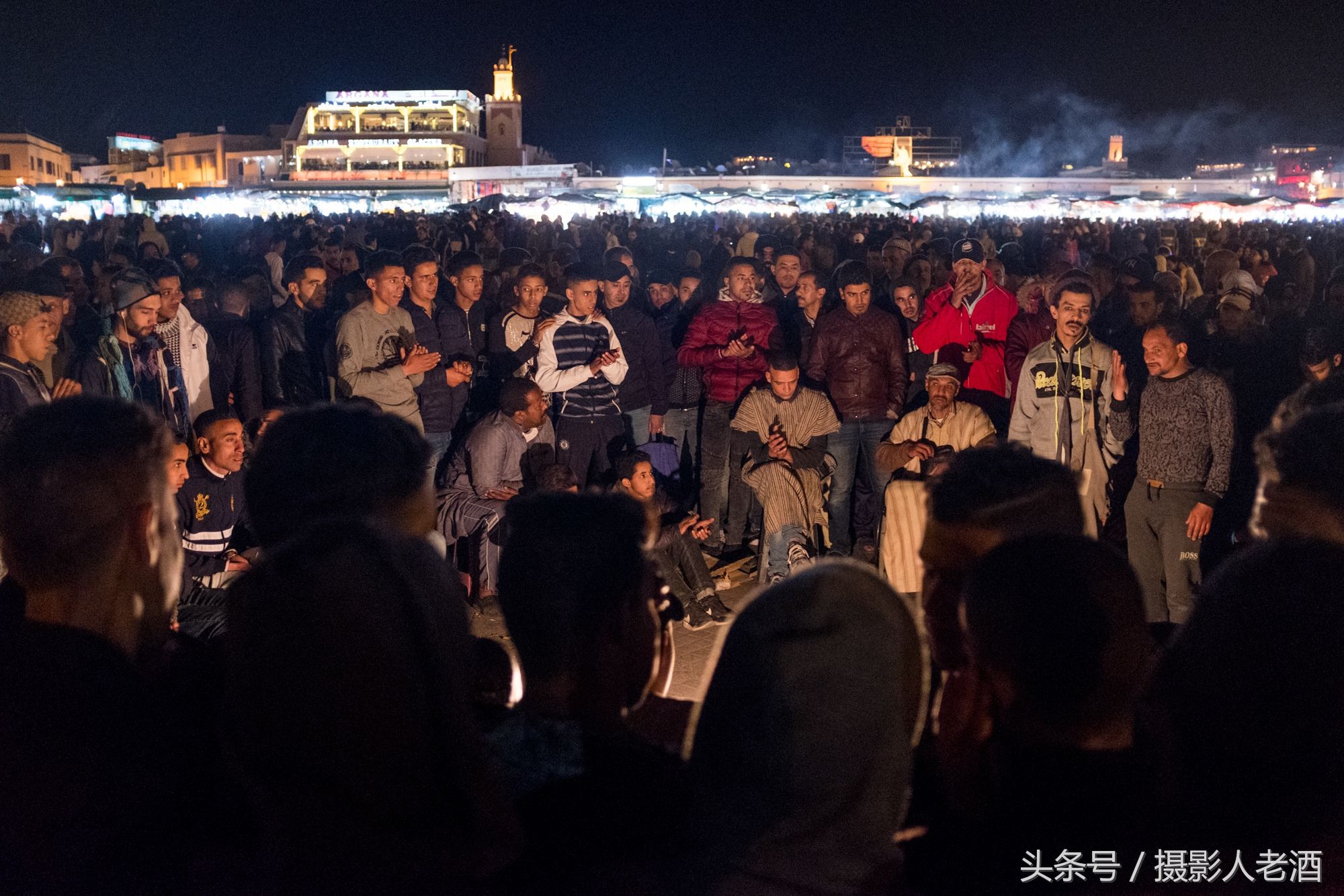 非洲夜市实拍，一群人围在一起不知干什么，看到中国游客马上要钱