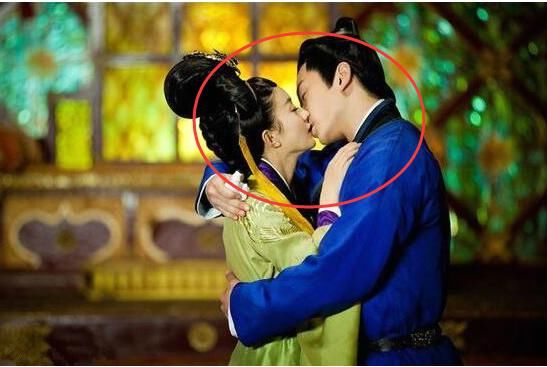 最让人失望的穿帮,陈晓赵丽颖露啥了,看起来好尴尬_【今日爆点】